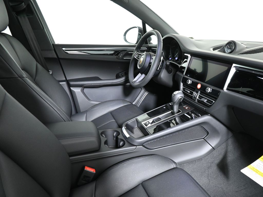 Thumbnail: 2025 Porsche Macan - 30