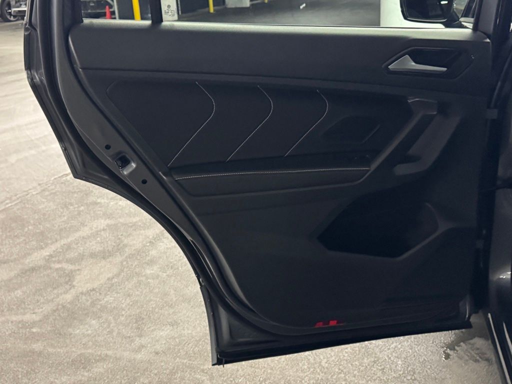 2022 Volkswagen Tiguan SE R-Line Black photo 16