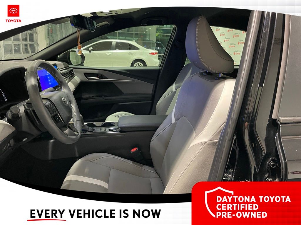 2025 Toyota Camry SE - Photo 10