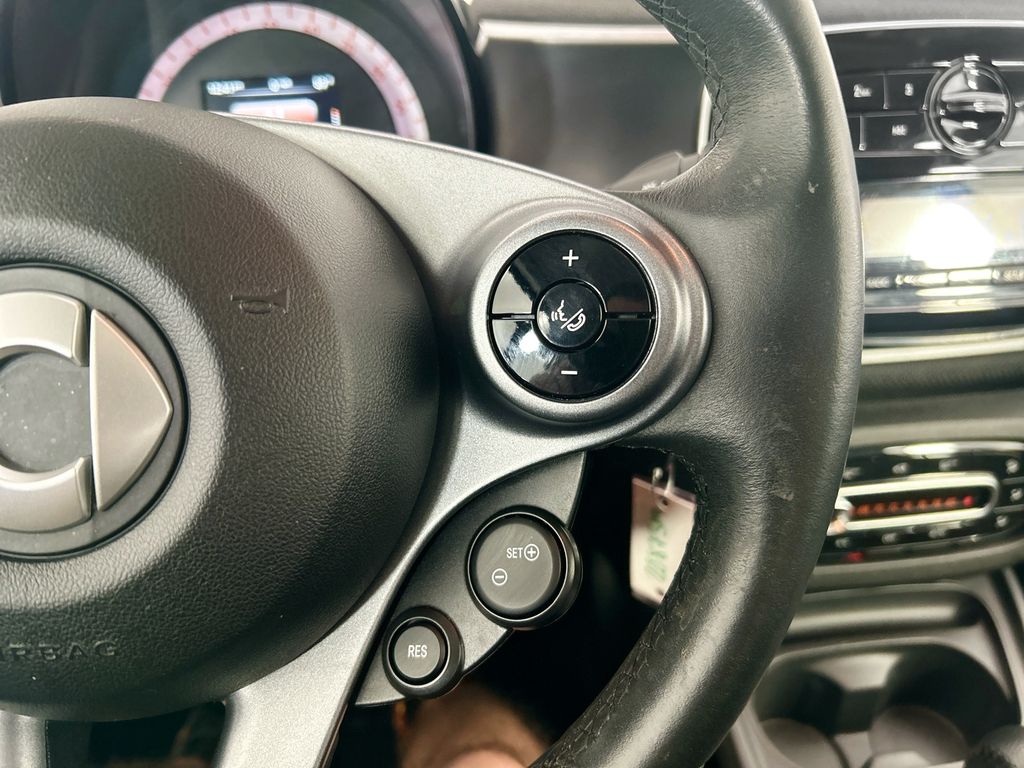 Thumbnail: 2019 smart fortwo - 12