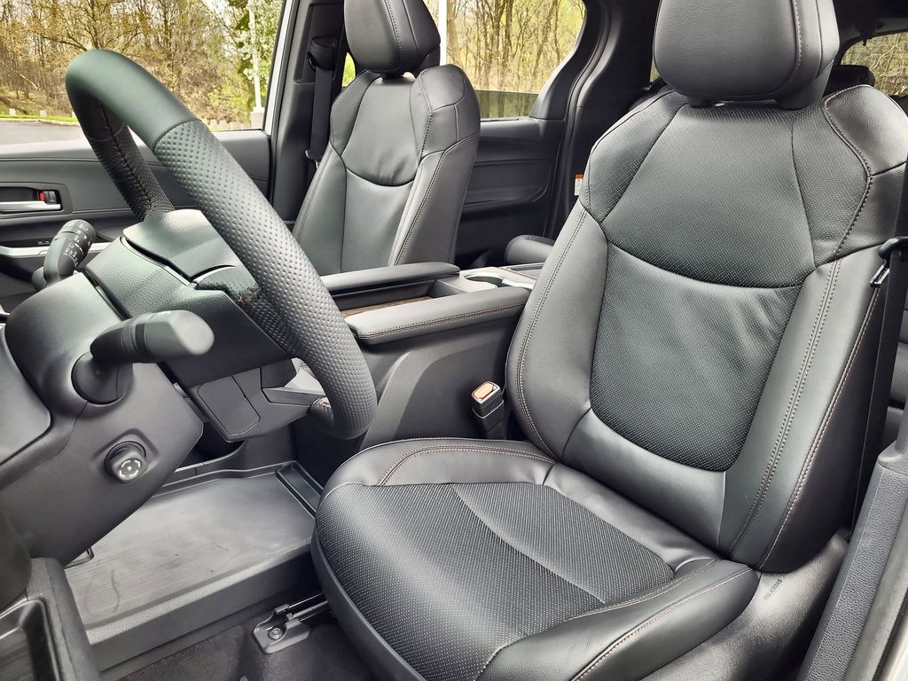 2025 Toyota Sienna Platinum 13