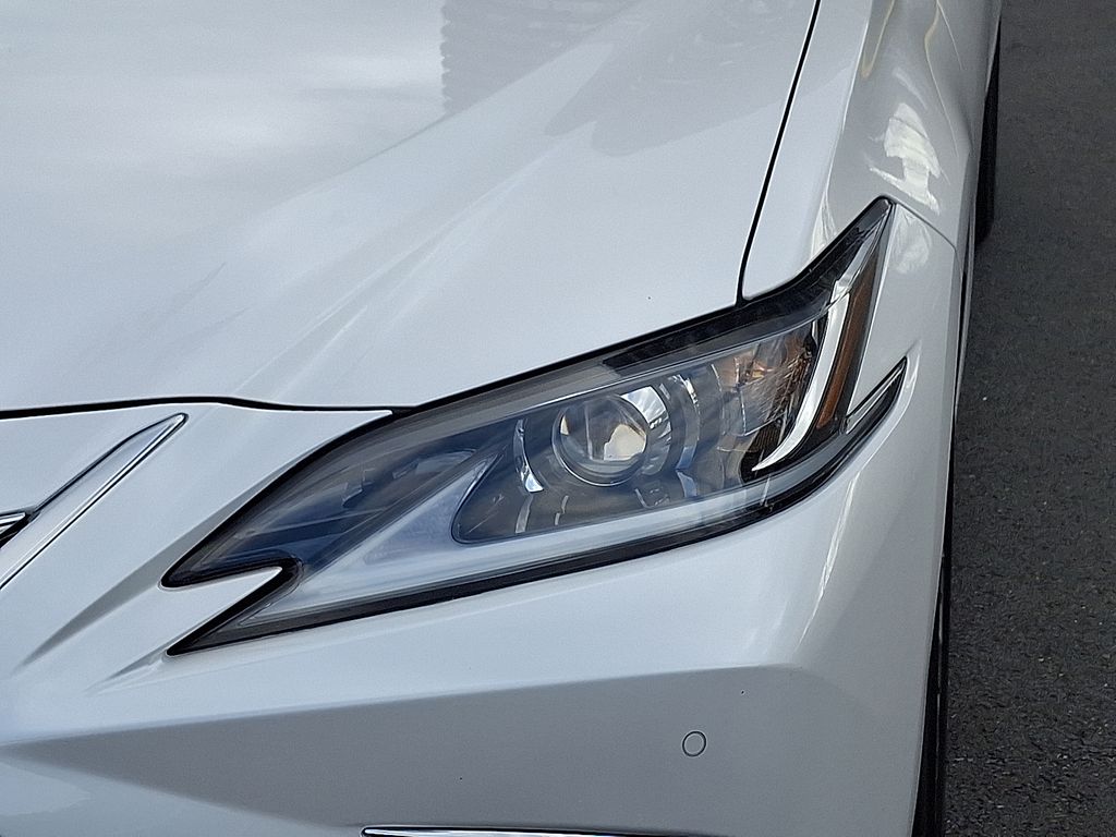 Thumbnail: 2021 Lexus ES - 9