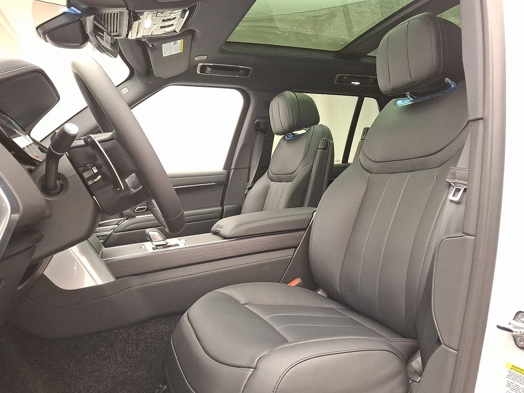 2025 Land Rover Range Rover SE 8