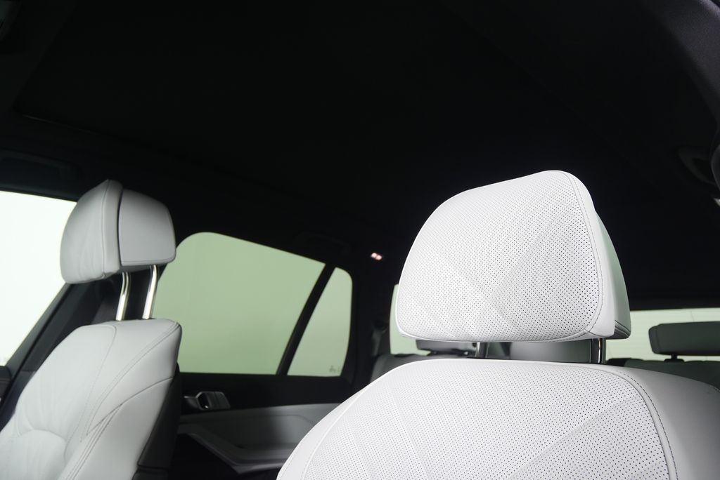 Thumbnail: 2026 BMW X5 - 11