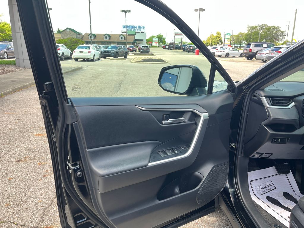 2022 Toyota RAV4 XLE photo