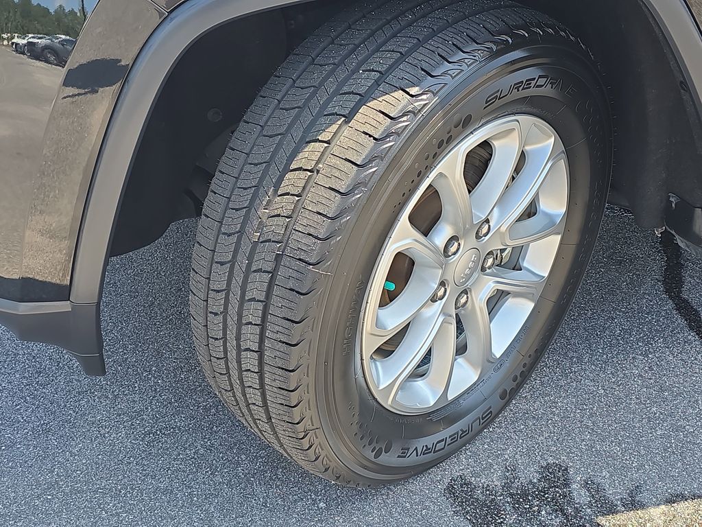 2021 Diamond Black Crystal Pearlcoat Jeep Grand Cherokee Laredo X RWD SUV