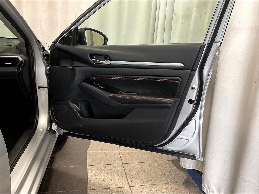 2023 Nissan Altima — photo 12