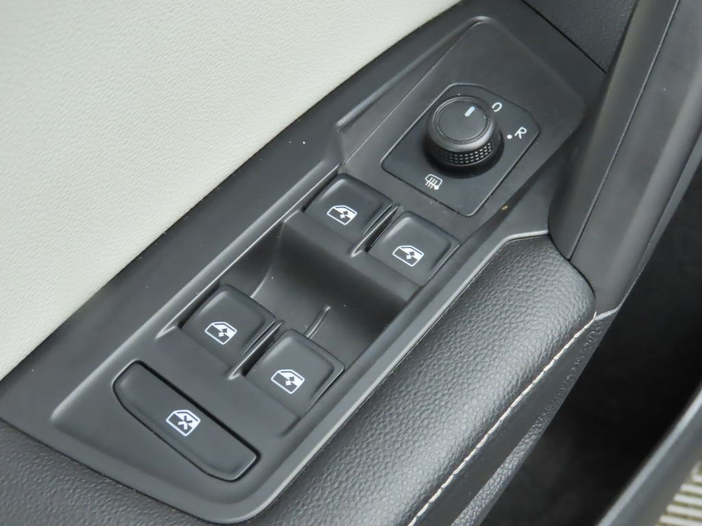 Thumbnail: 2022 Volkswagen Tiguan - 23