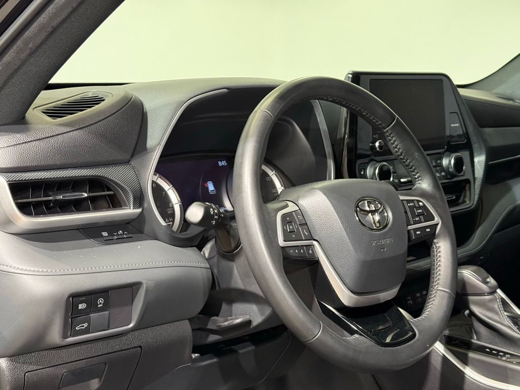 Thumbnail: 2023 Toyota Highlander - 17