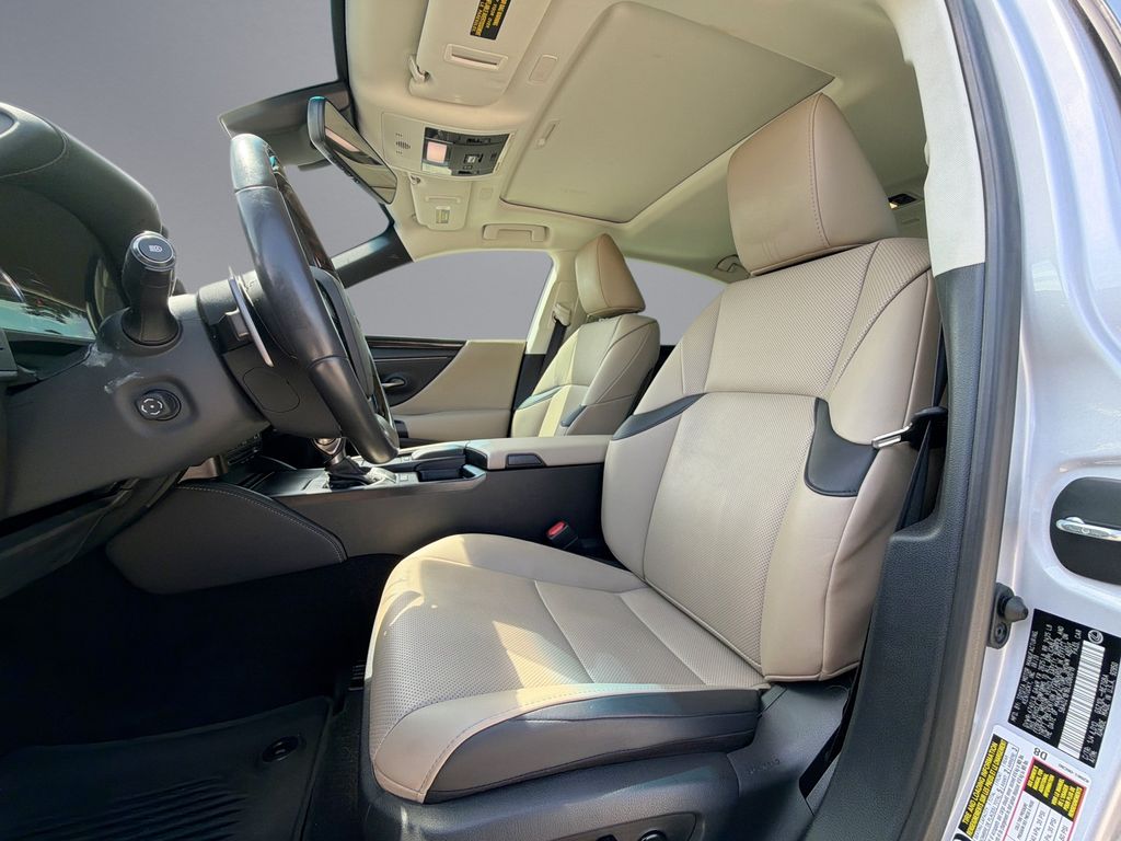 Thumbnail: 2020 Lexus ES - 30