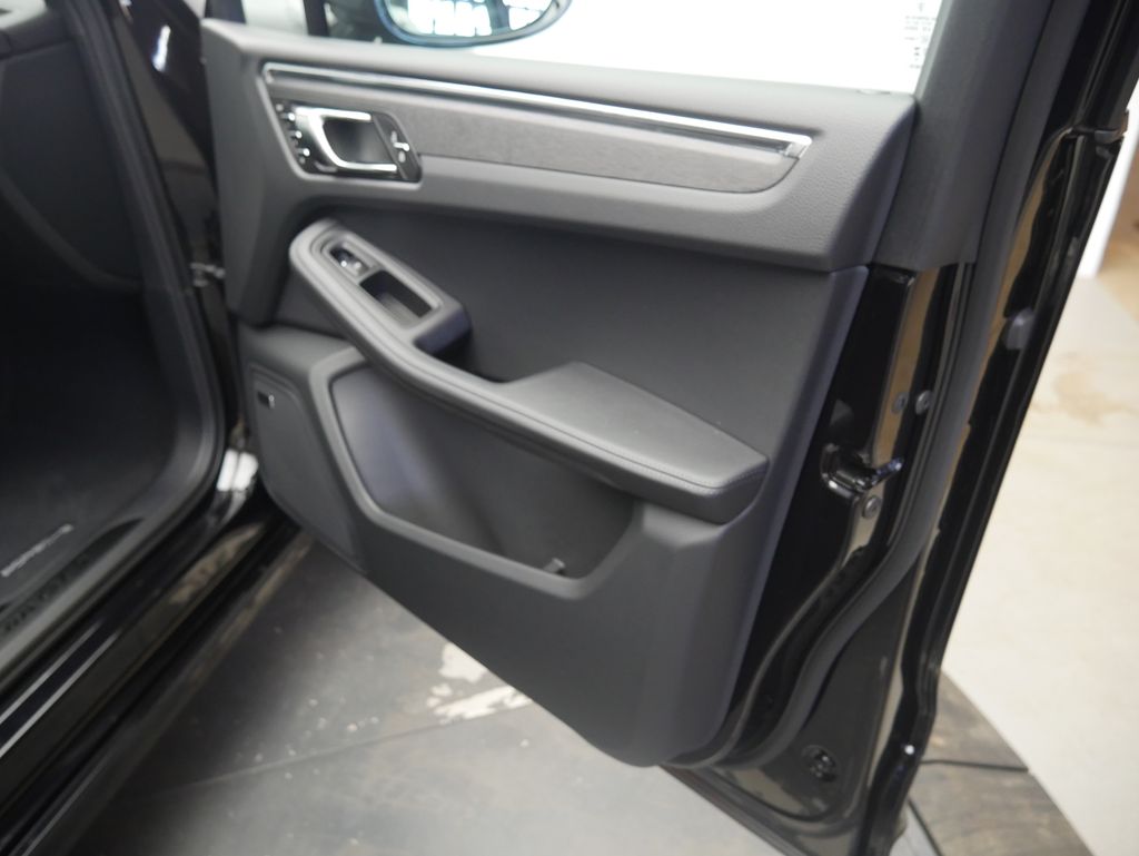 Thumbnail: 2026 Porsche Macan - 22