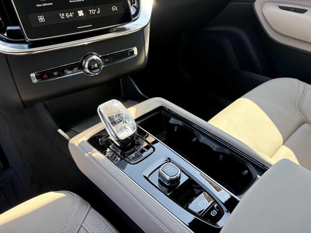 New 2026 Vapour Grey Volvo B6 Plus 7-Seater image 22