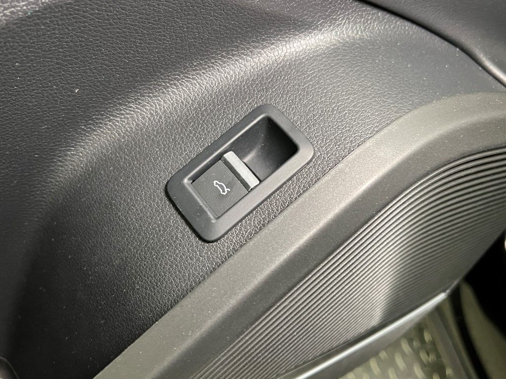 Thumbnail: 2023 Audi SQ5 - 30