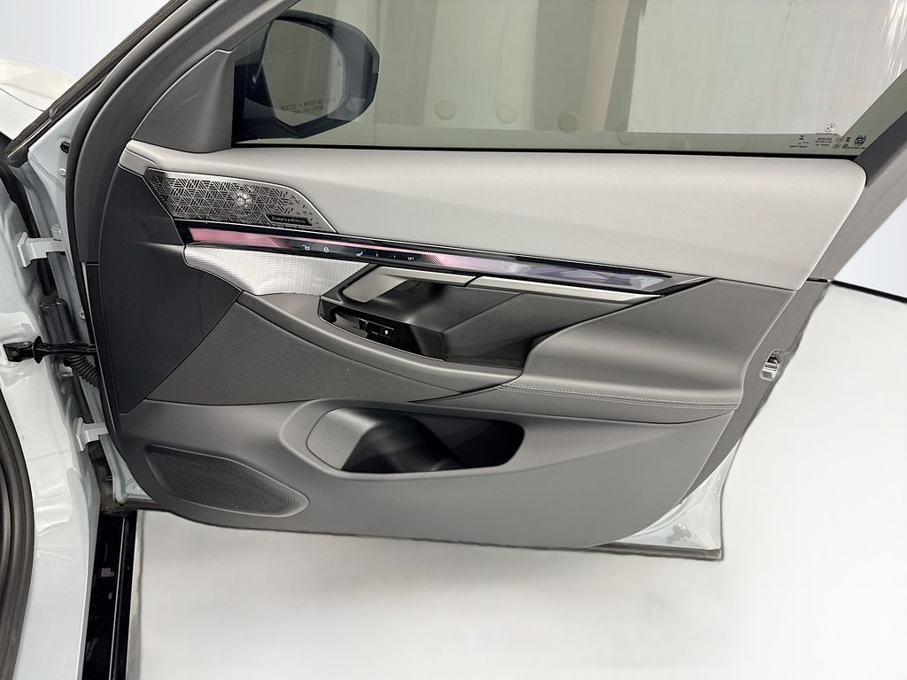 Thumbnail: 2026 BMW i5 - 24