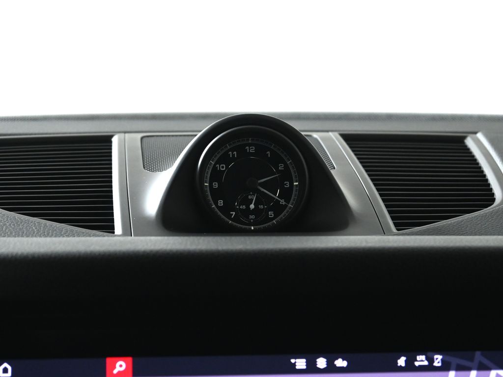 Thumbnail: 2022 Porsche Macan - 22