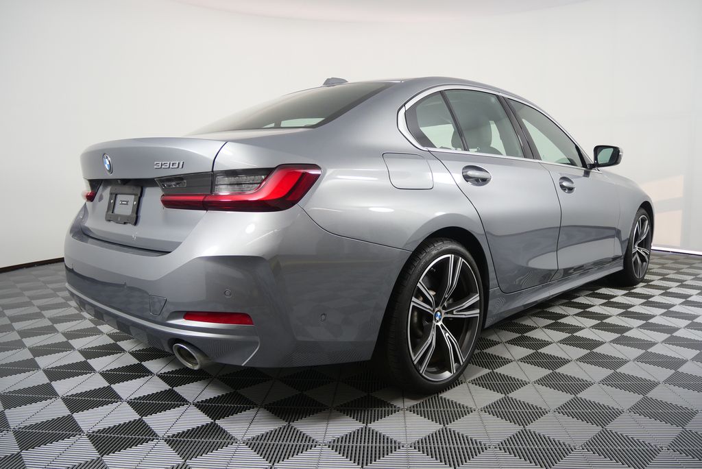 Thumbnail: 2024 BMW 3 Series - 3