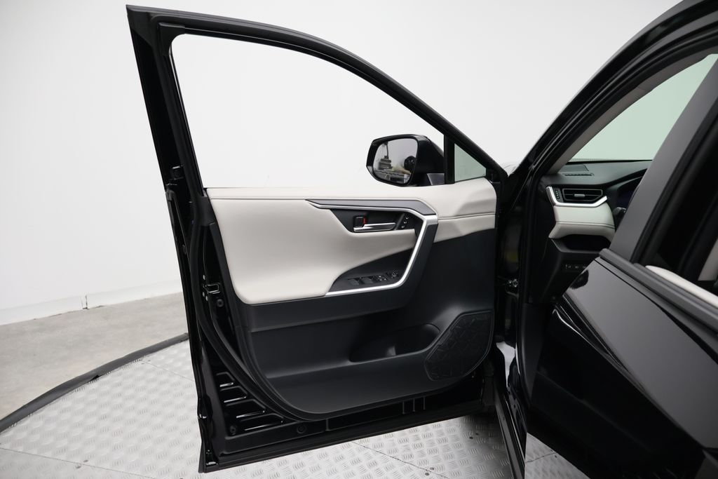 Thumbnail: 2025 Toyota RAV4 - 16