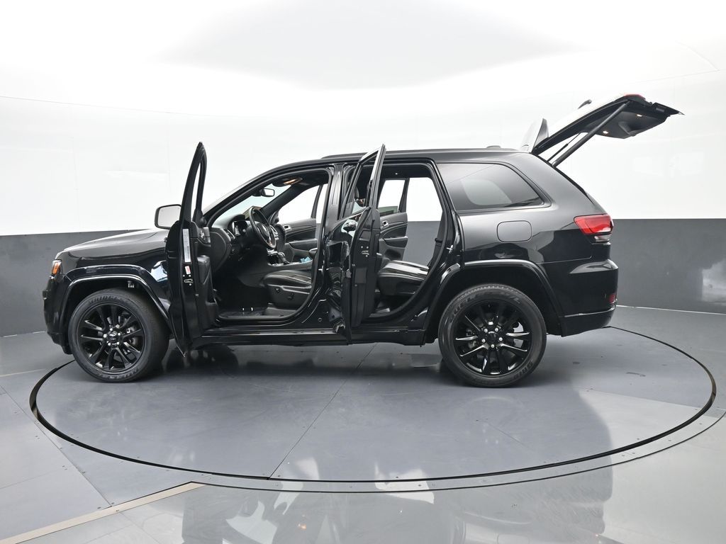 Used 2020 Diamond Black Crystal Pearlcoat Jeep Altitude image 74