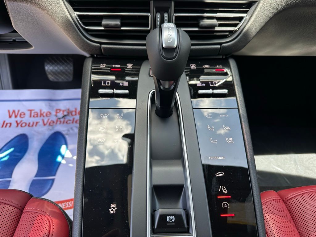 Thumbnail: 2025 Porsche Macan - 23