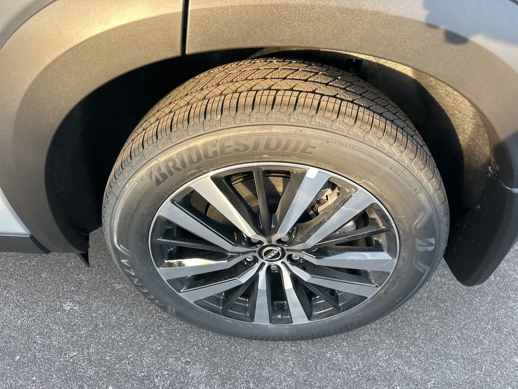 2025 Boulder Gray Pearl Nissan Pathfinder Platinum FWD SUV