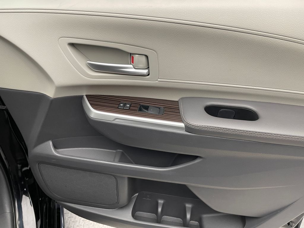 2023 Toyota Sienna XLE 18