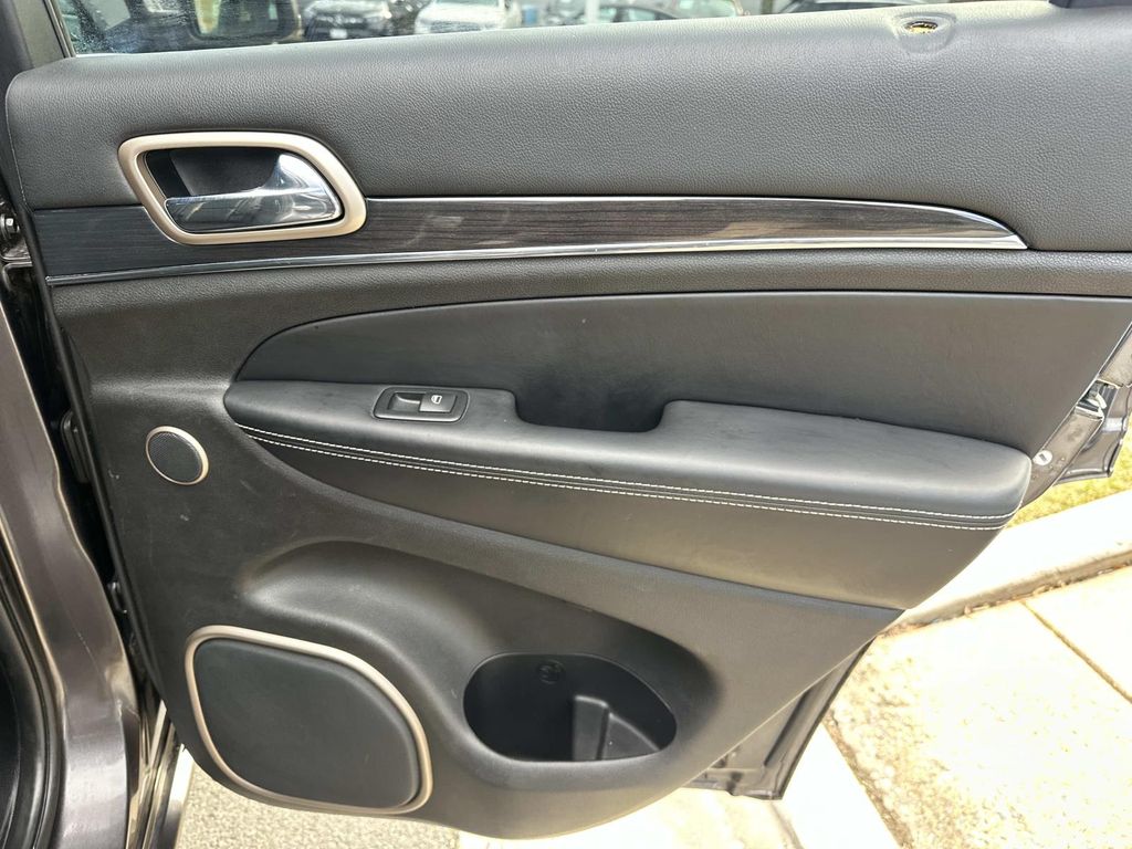 Thumbnail: 2015 Jeep Grand Cherokee - 23