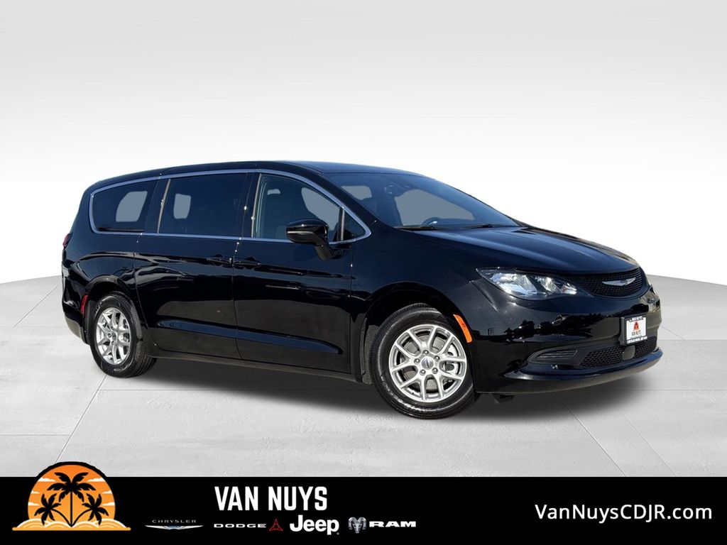2025 Chrysler Voyager Negro (Diamond Black) Minivan Tracción delantera 9 velocidades Automática