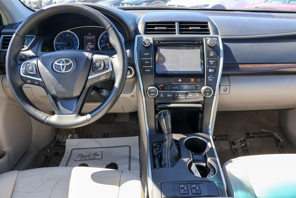 2015 Toyota Camry XLE 32