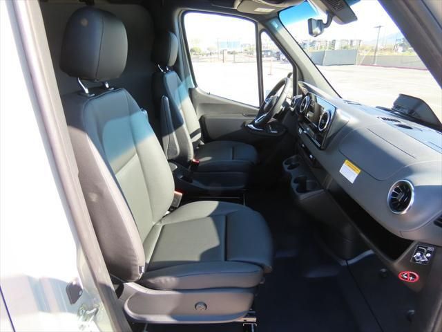 Thumbnail: 2025 Mercedes-Benz Sprinter - 22