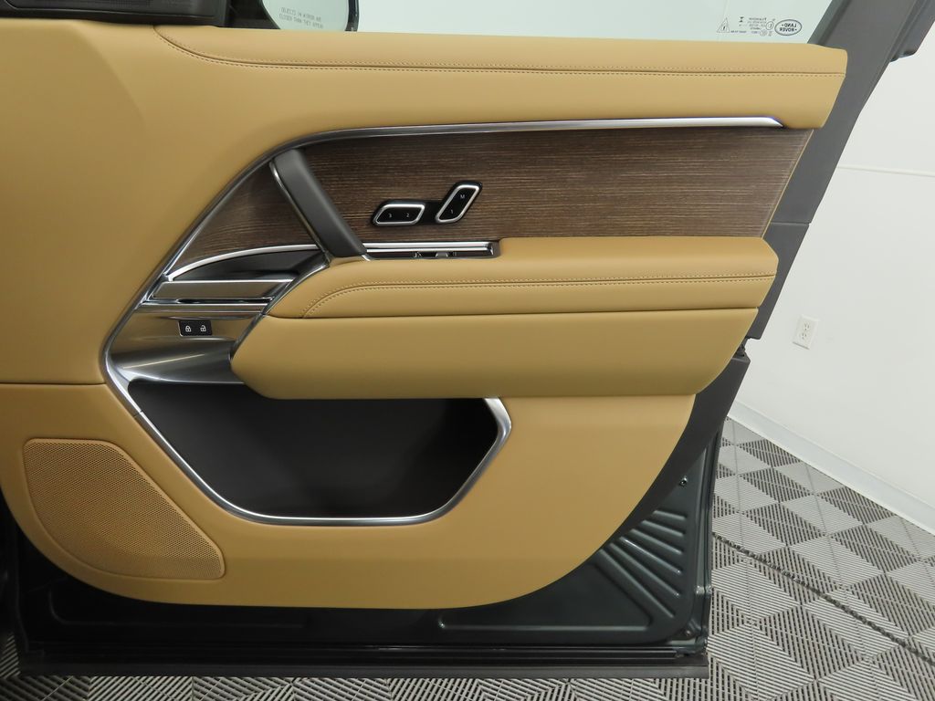 2025 Land Rover Range Rover SE 25