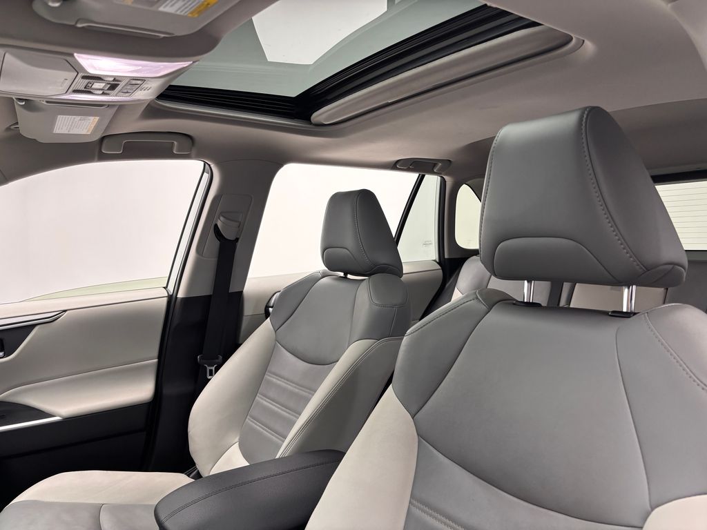 Thumbnail: 2022 Toyota RAV4 - 17
