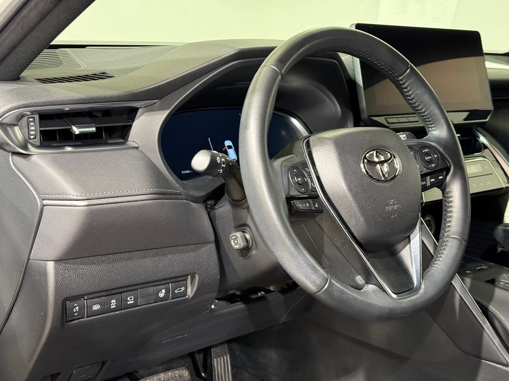 Thumbnail: 2023 Toyota Venza - 17