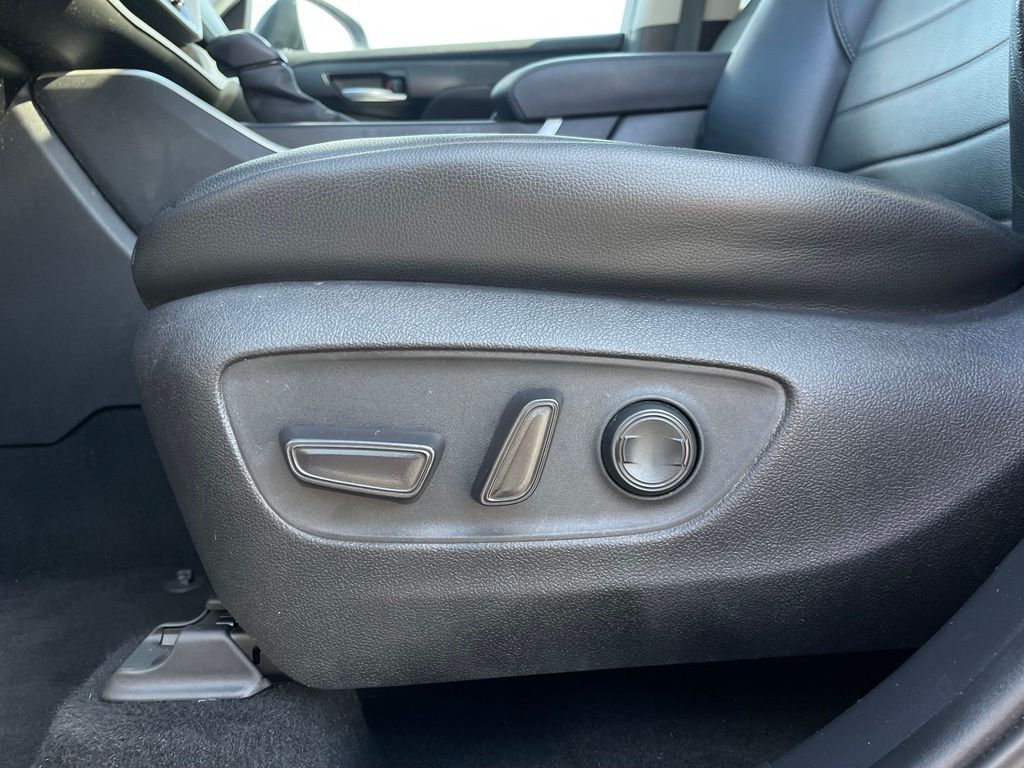 Thumbnail: 2020 Toyota Highlander - 24