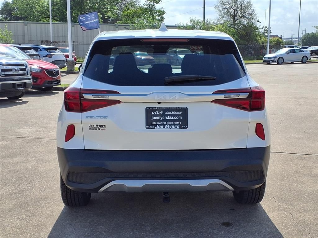 2022 Kia Seltos LX White at Shottenkirk Kia Fort Bend
