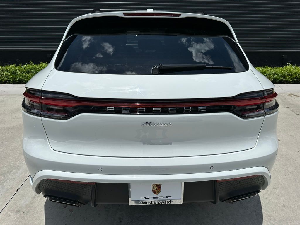 2025 Porsche Macan  11