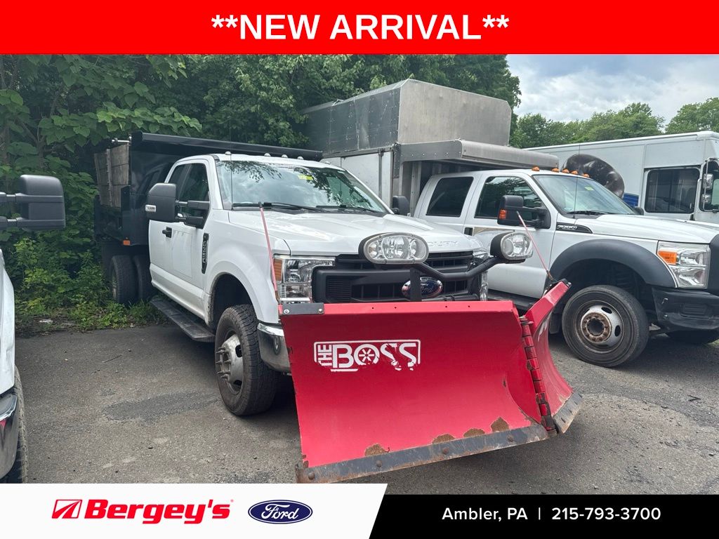 Oxford White 2020 Ford F-350 Super Duty Chassis Pickup Truck Four-Wheel Drive Automatic