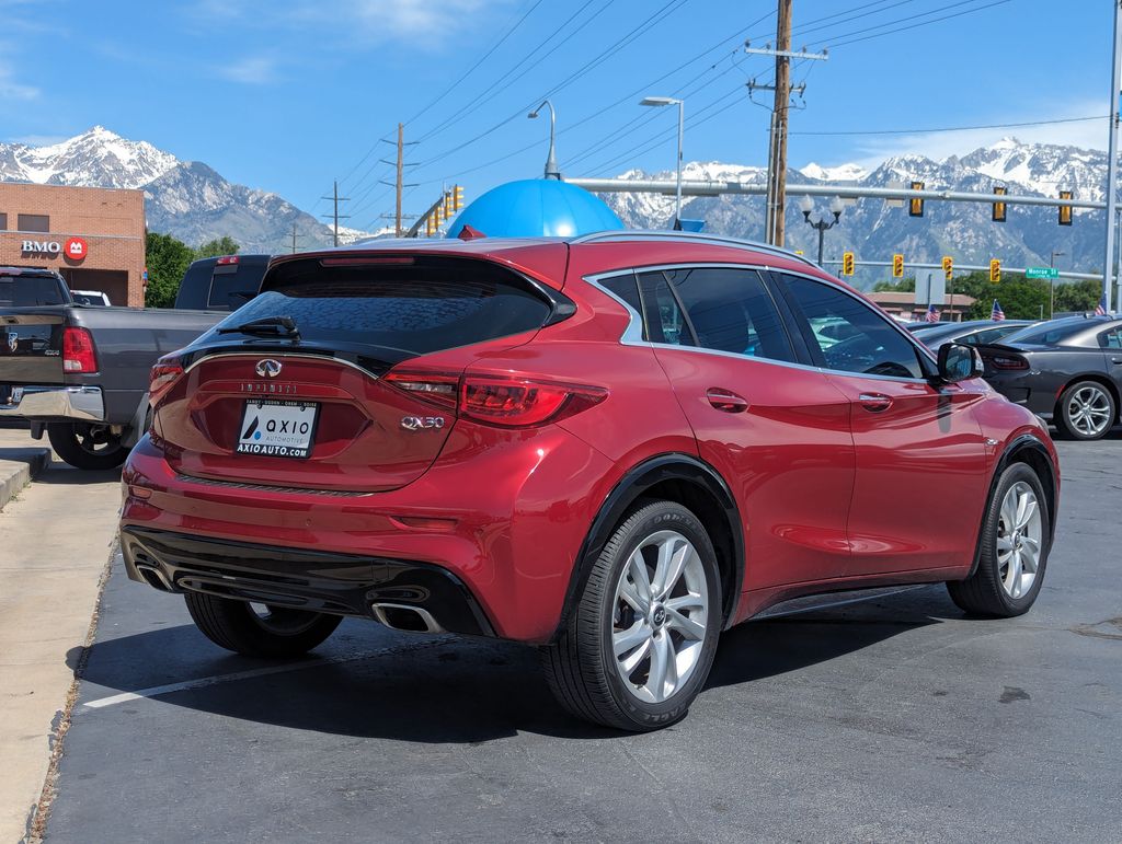 2017 INFINITI QX30 Premium 4