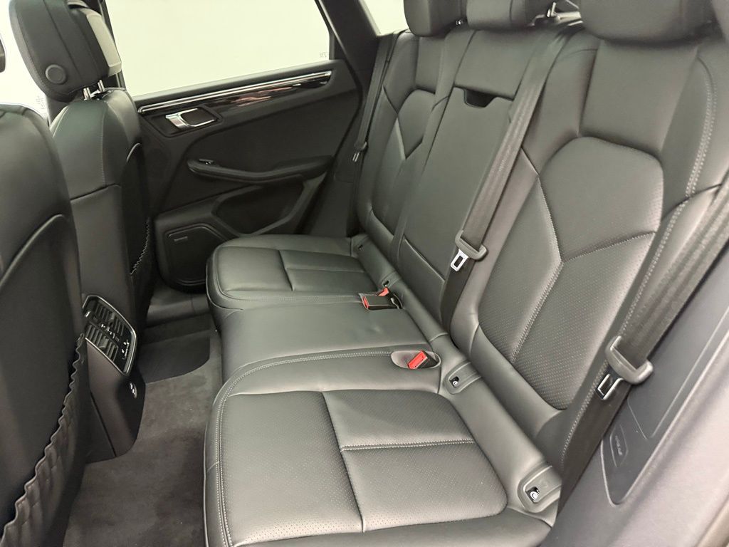 Thumbnail: 2026 Porsche Panamera - 27