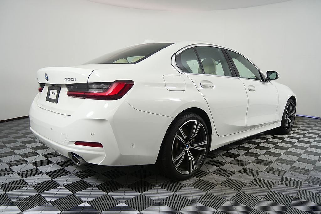 Thumbnail: 2024 BMW 3 Series - 3