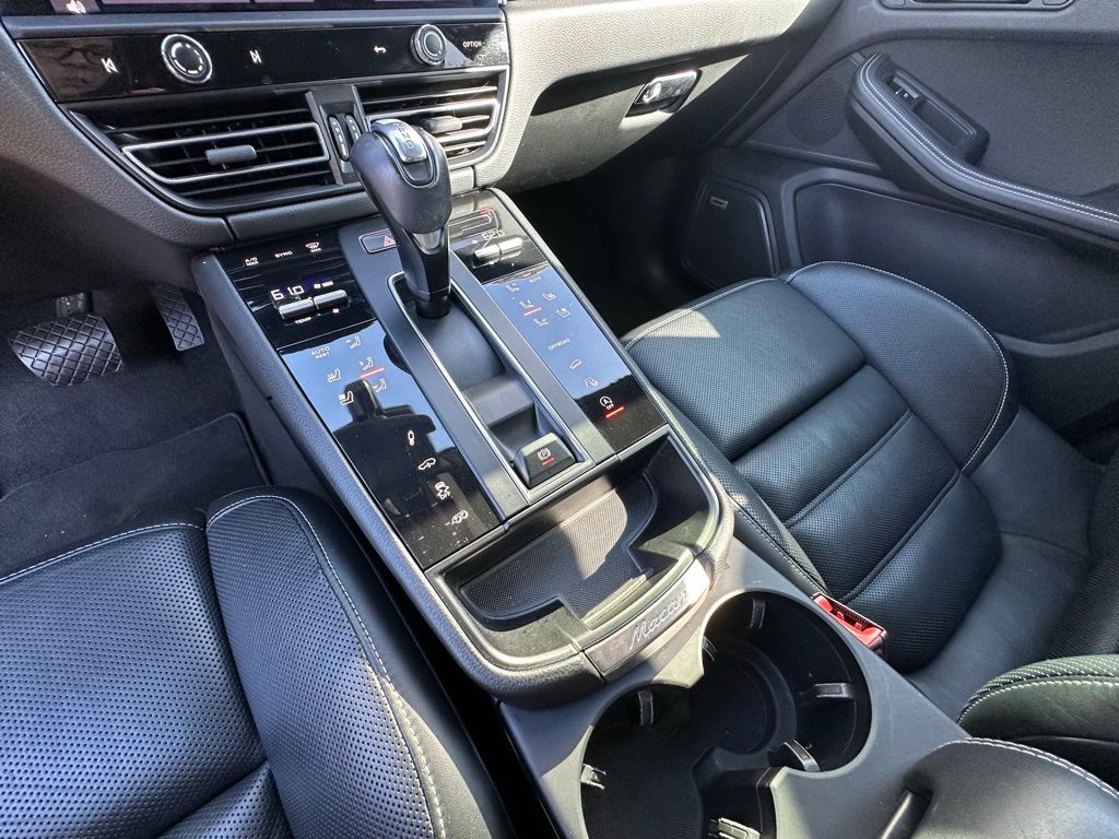 Thumbnail: 2023 Porsche Macan - 30