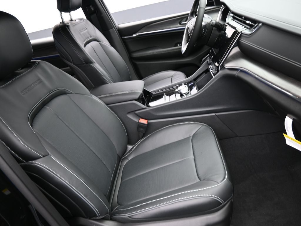New 2025 Diamond Black Crystal Pearlcoat Jeep Overland image 20