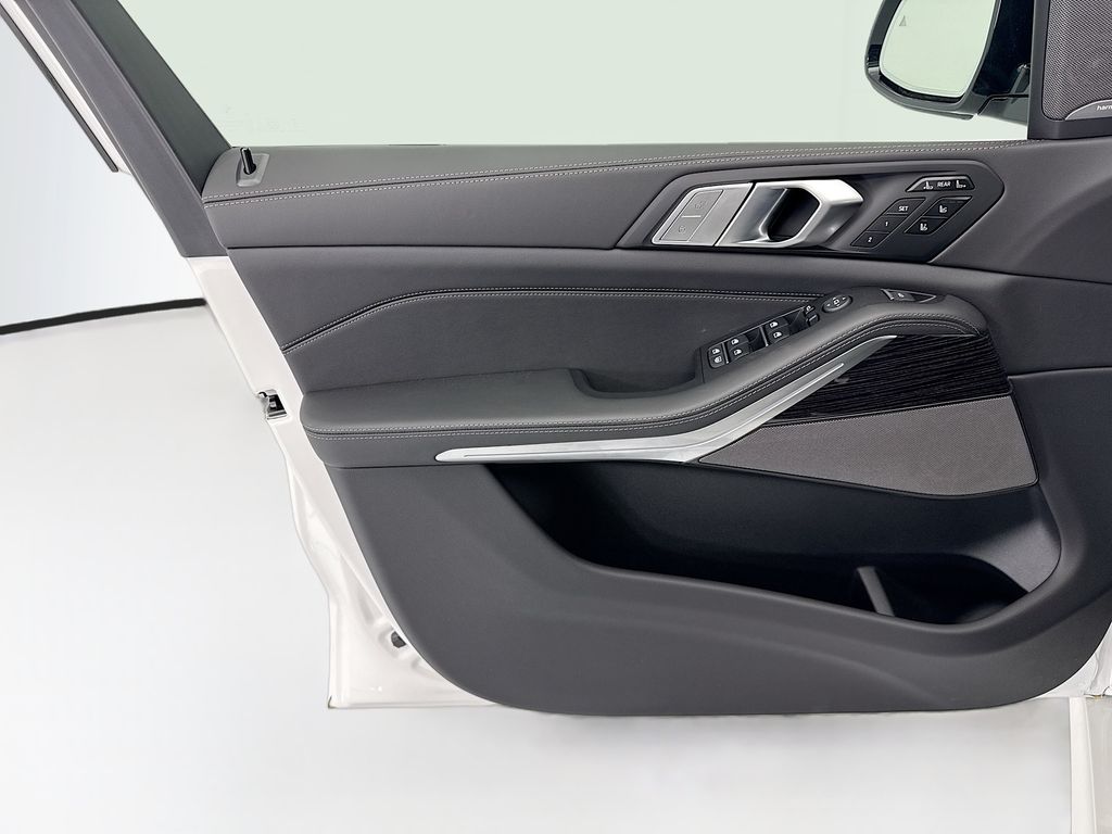 Thumbnail: 2027 BMW X7 - 23