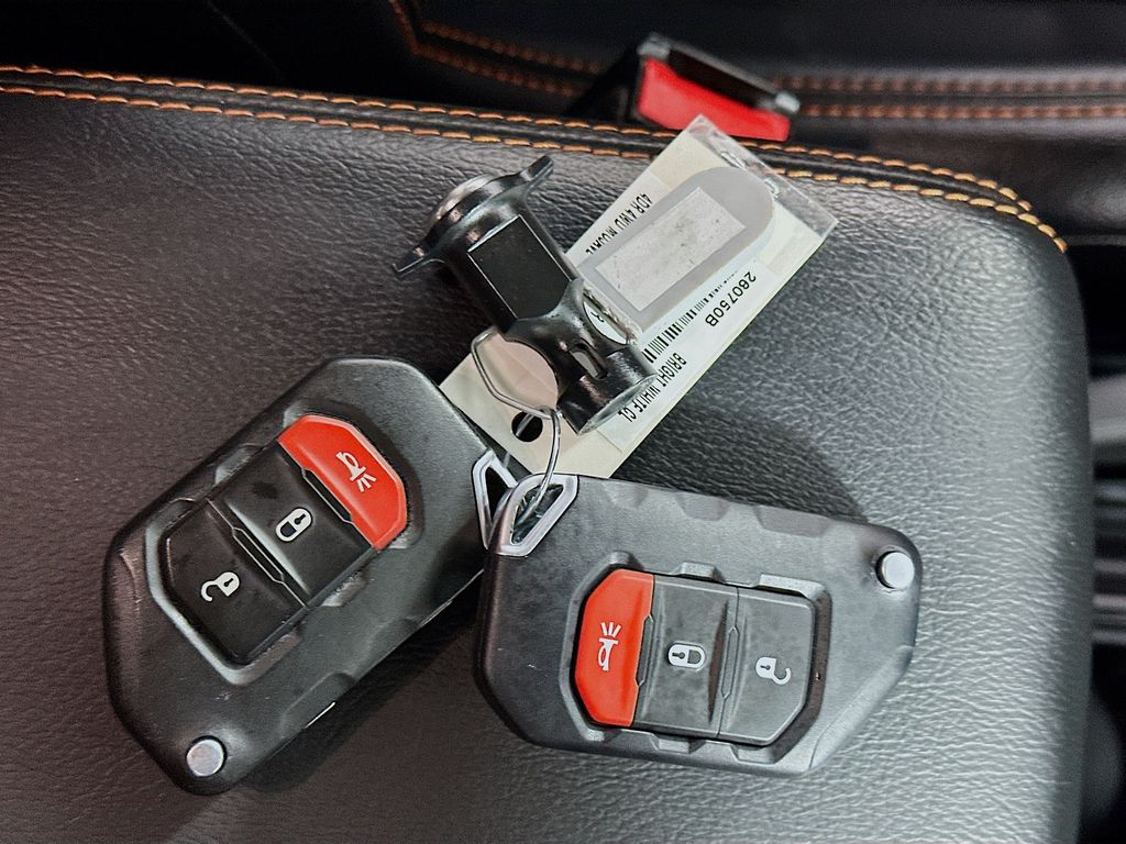 Used 2021 White Jeep Mojave image 35