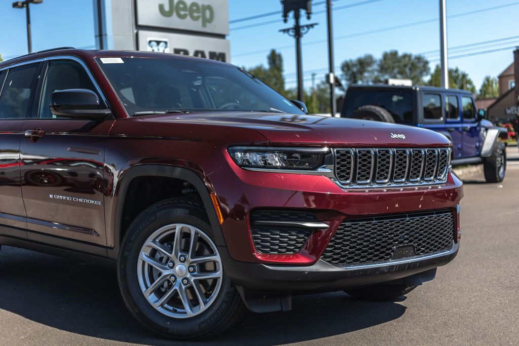 2026 Jeep Grand Cherokee Laredo X thumbnail 3
