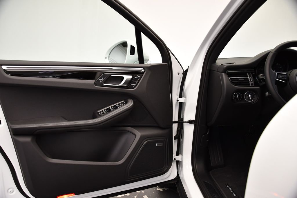 Thumbnail: 2025 Porsche Macan - 30