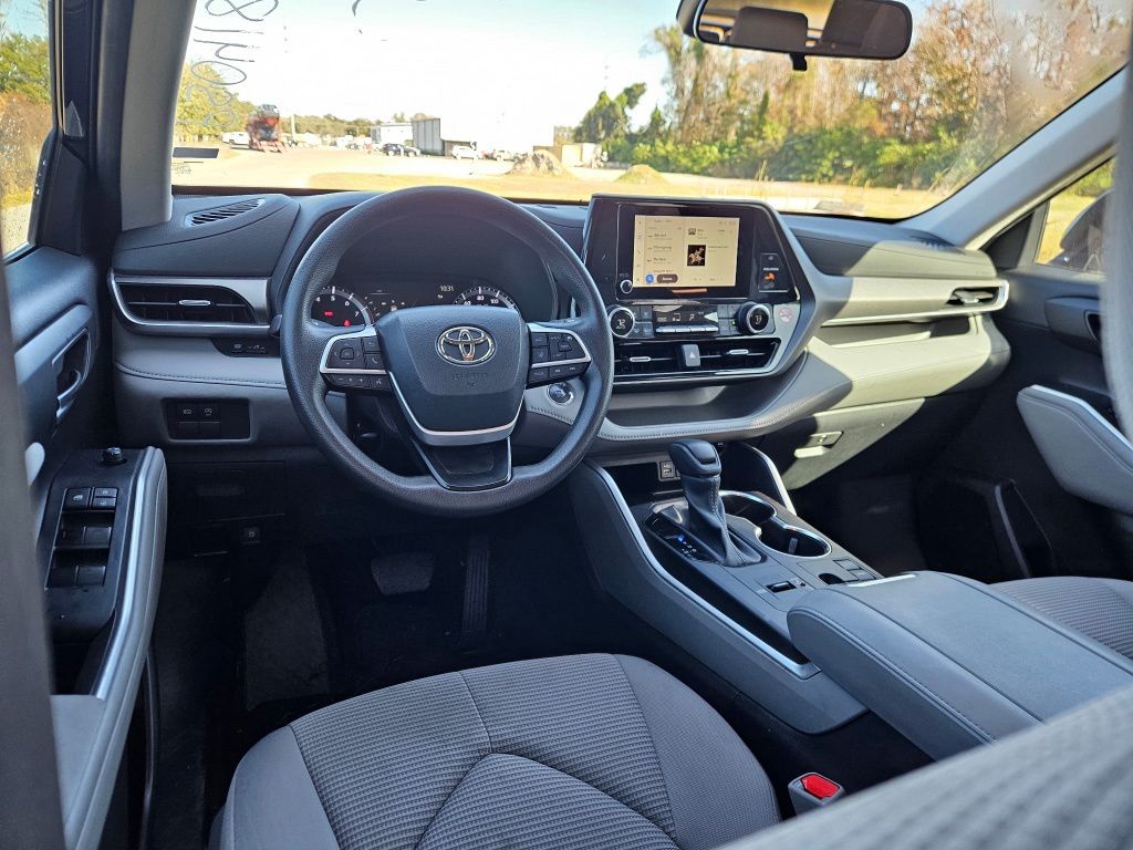 Thumbnail: 2023 Toyota Highlander - 12