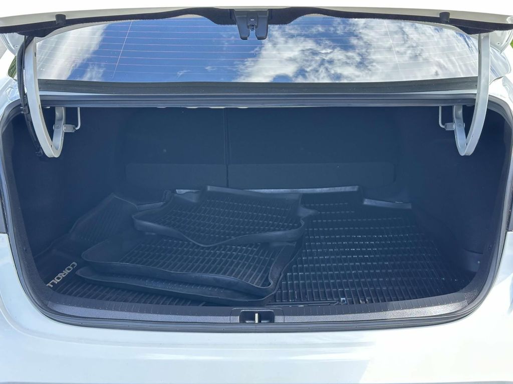 2021 Toyota Corolla SE 21