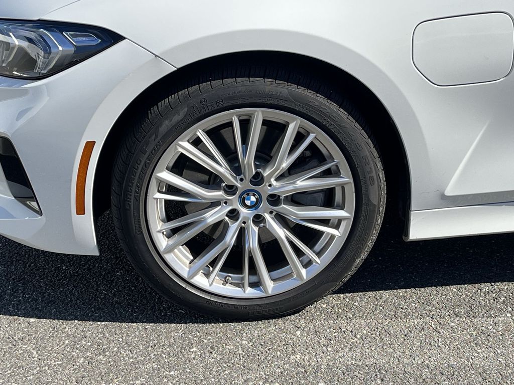 Thumbnail: 2024 BMW 3 Series - 10