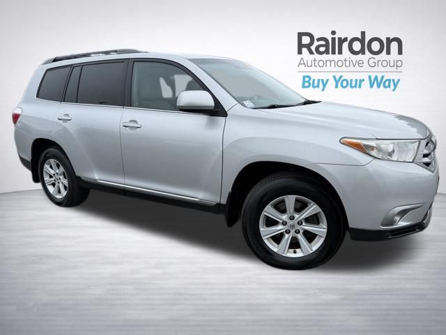 Classic Silver Metallic 2013 Toyota Highlander SE AWD SUV / Crossover All-Wheel Drive 5-Speed Automatic Overdrive
