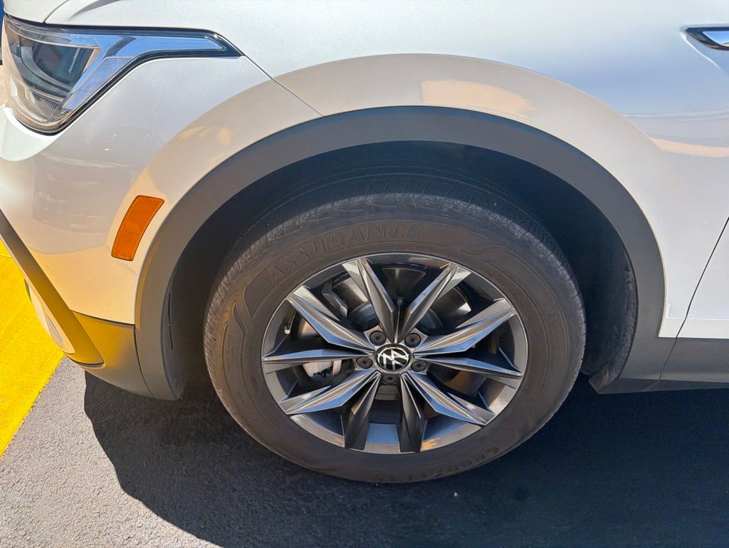 Thumbnail: 2023 Volkswagen Tiguan - 3